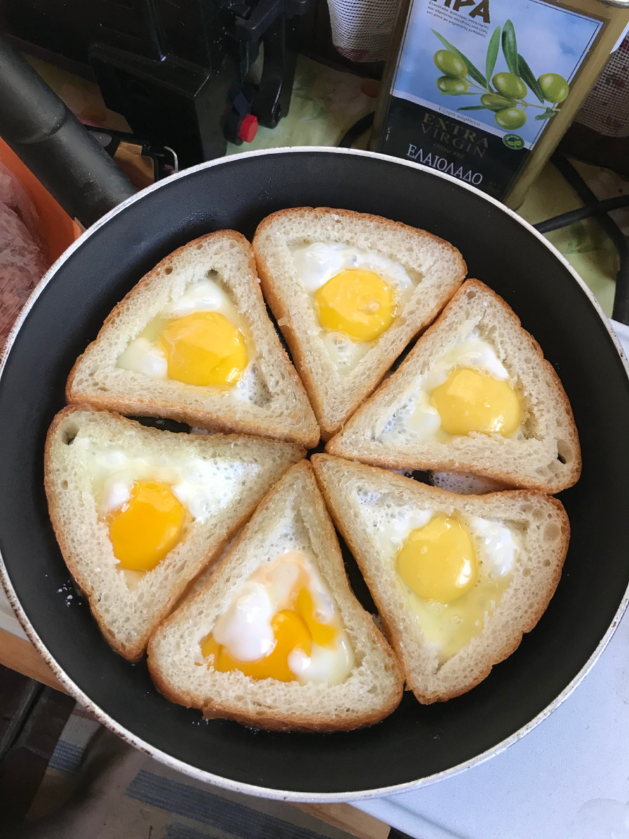 Я сегодня опробовала новую разновидность яичницы 🤗 мало того, что очень вкусно, так ещё и красиво!  Эстетично и приятно 🤗 когда-то под это дело покупала формочку сердечка.-2