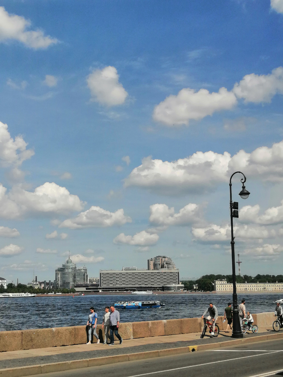 Нева-коварна во время наводнения...