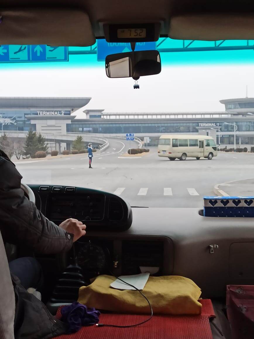 Аэропорт Пхеньяна и регулировщица