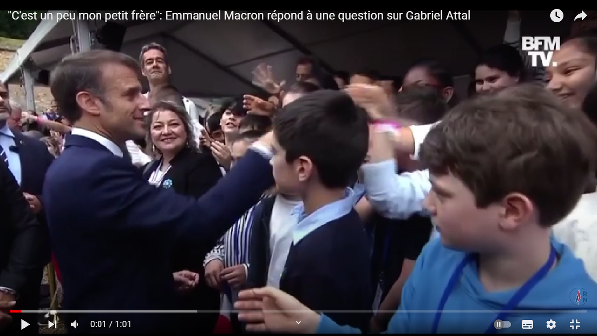 Макрон откровенничает с детишками о своих отношениях с Атталем. Скриншот с канала BFM TV в YouTube