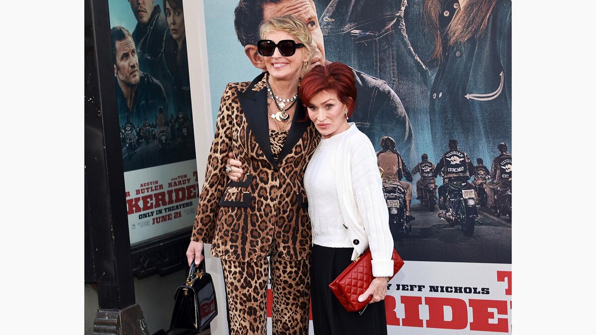 Matt Winkelmeyer / Getty Images📷Шэрон Стоун и Шэрон Осборн