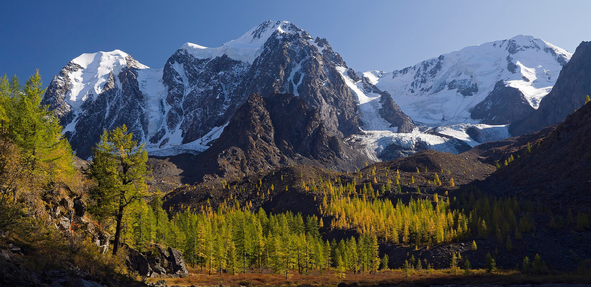 © Александр Лещенок / Wikimedia Commons / CC BY-SA 4.0 (В Республике Алтай сегодня проживает порядка 2010 тыс. человек; плотность населения в регионе составляет 2,27 чел./кв. км. На городское население приходится 30%. Причем Горно-Алтайск — единственный населенный пункт, имеющий статус города)