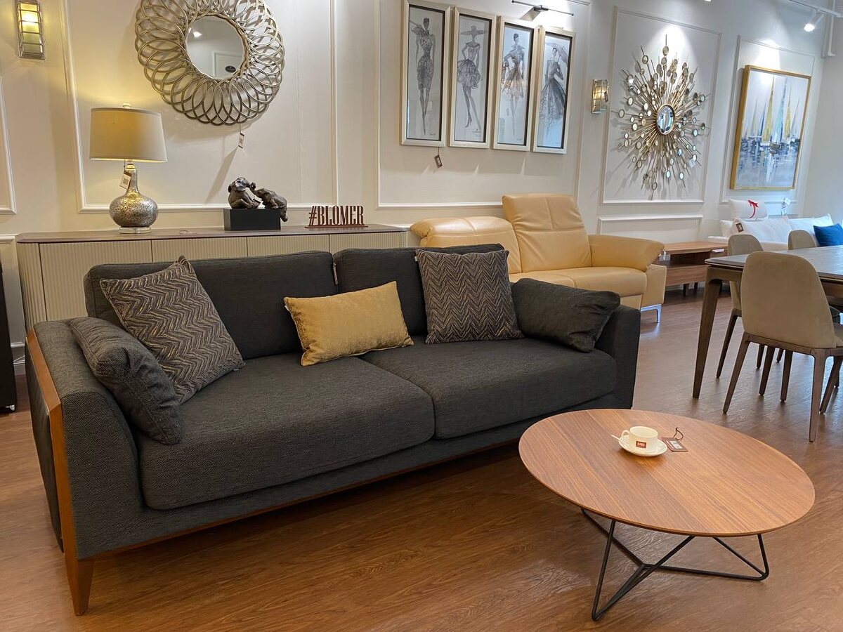 Экспозиция мебели в интерьерном салоне Blomer в Санкт-Петербург