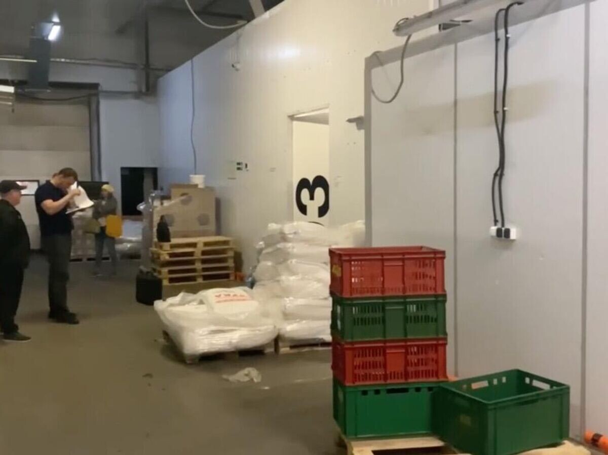    Сотрудники СК РФ проводят обыски в местах реализации продуктов питания из-за отравления людей в Москве© Столичный СК/Telegram