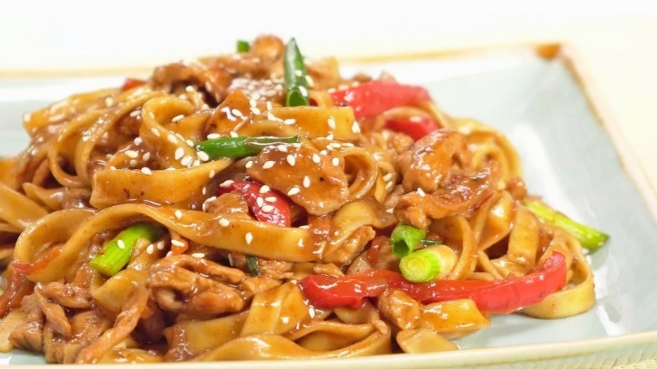 Удон с курицей и овощами.