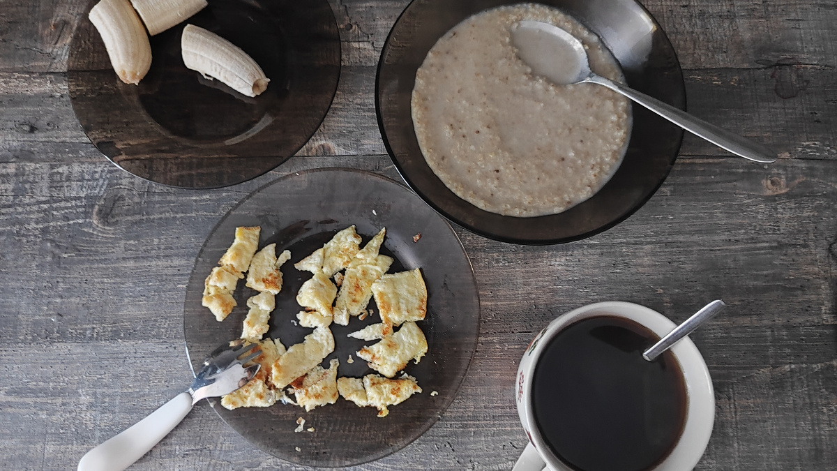 У Сëмы омлет,банан. У меня каша и кофе