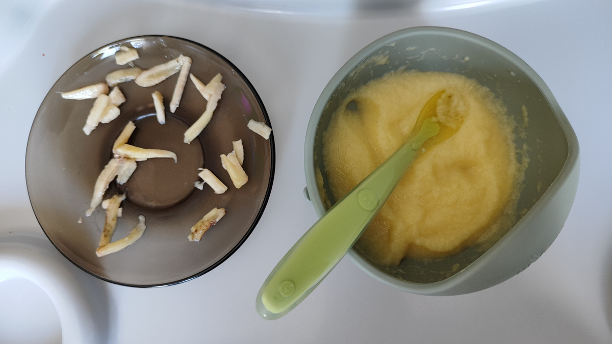 У Арсения каша кукурузная и кусочками пробует банан