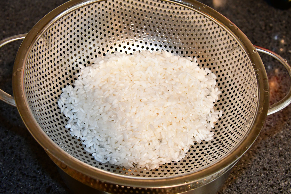 Рис откидываем на дуршлаг