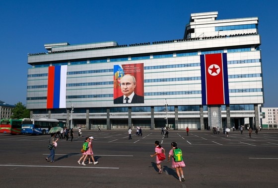    Баннеры на площади имени Ким Ир Сена во время подготовки города к государственному визиту президента РФ Владимира Путина