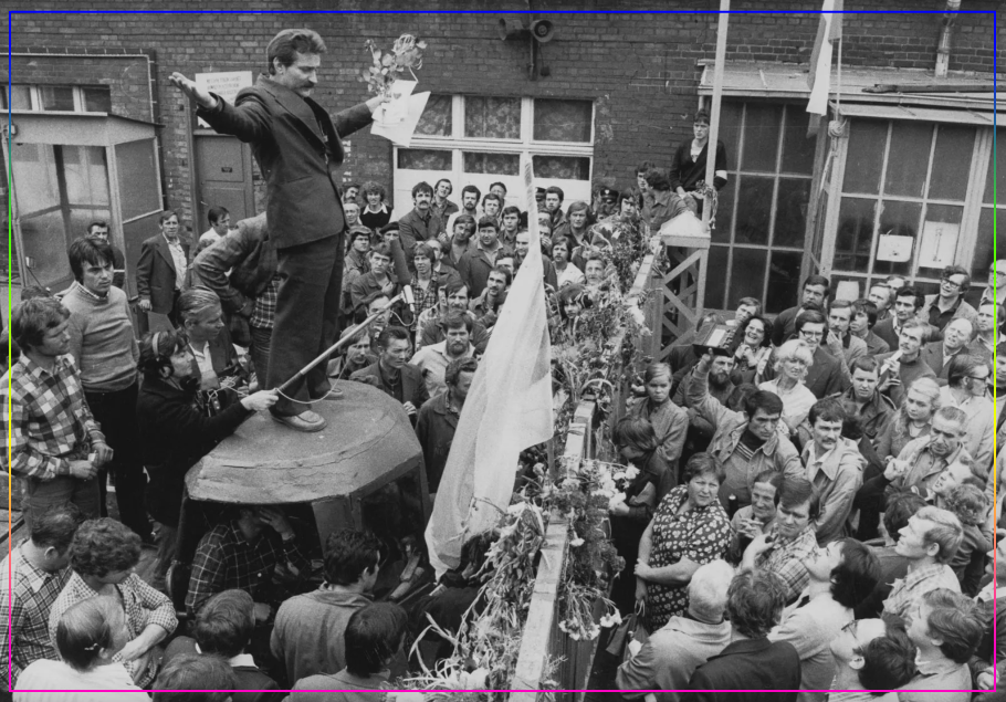 Трудовой активист Лех Валенса стоит на импровизированном подиуме в головных уборах бастующих рабочих на верфи имени Ленина в Гданьске, 26 августа 1980 года.
Источник: AP