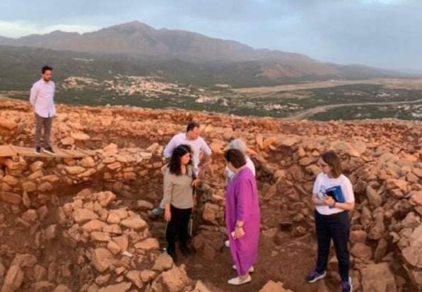    Лина Мендони, министр культуры Греции, вместе с другими осматривает это место /Greek Ministry of Culture