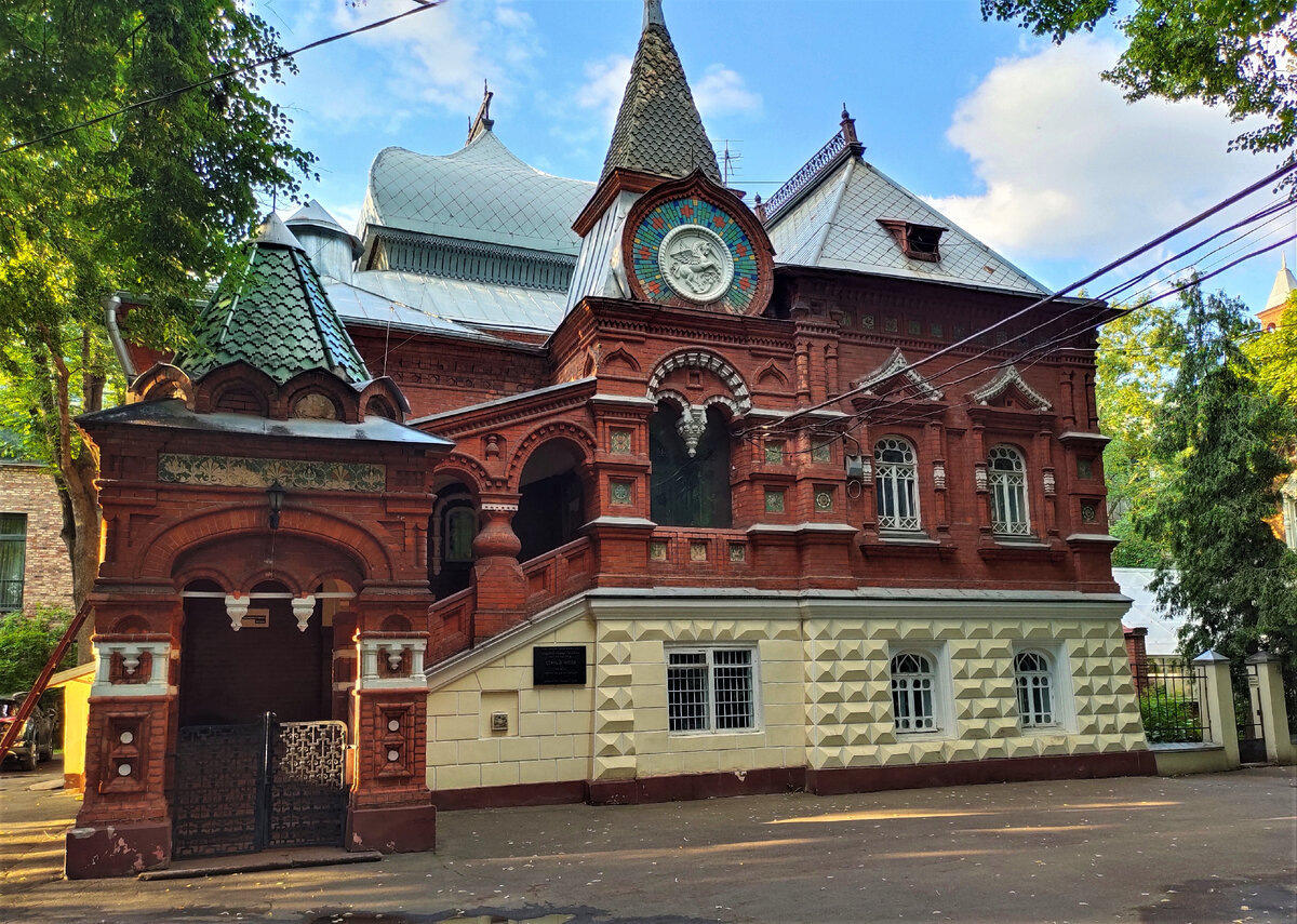 На прошлой неделе побывала в биологическом музее имени Тимирязева. Скажу честно, что меня интересовало в первую очередь здание, в котором музей расположен.-2