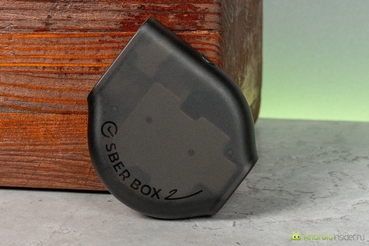    Корпус прозрачный и не очень обычной формы.