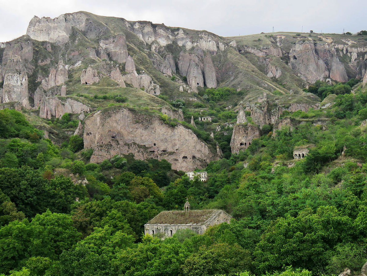 Один из самых необычных уголков Армении - "кармашек" между Горис-рекой и границей, историческое меликство Каштаг.
