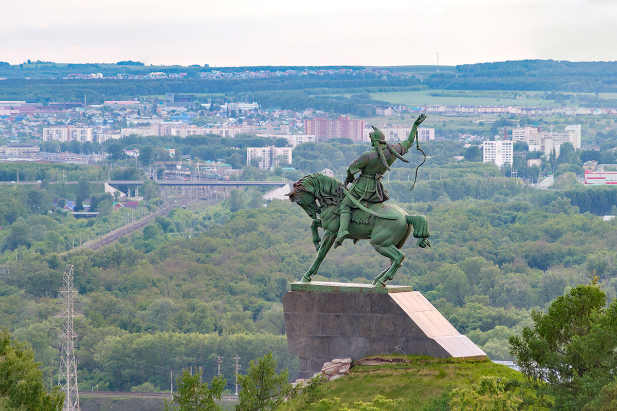    Уфа стоит на семи холмах и на берегу реки Белой. А еще это очень зеленый город, поэтому виды здесь потрясающие. Источник: shutterstock.com
