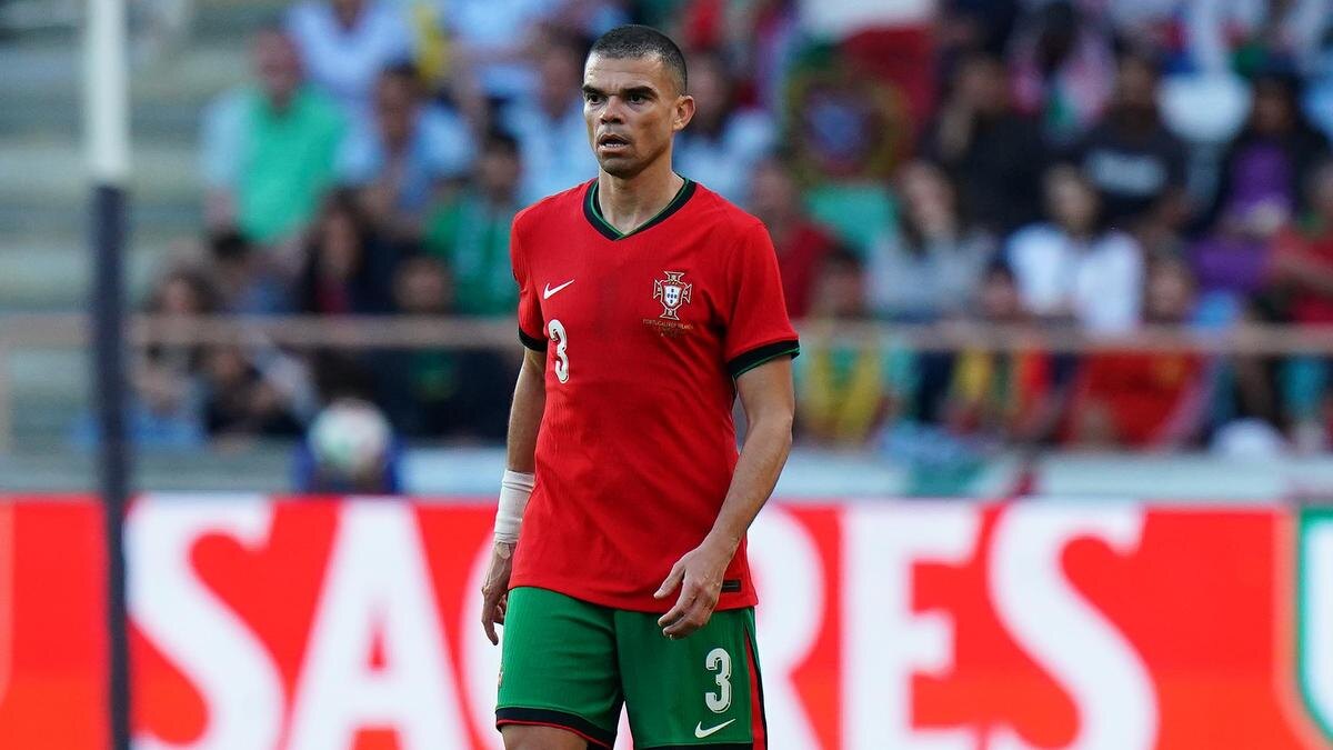    Португальский футболист Пепе:Gualter Fatia/Getty Images