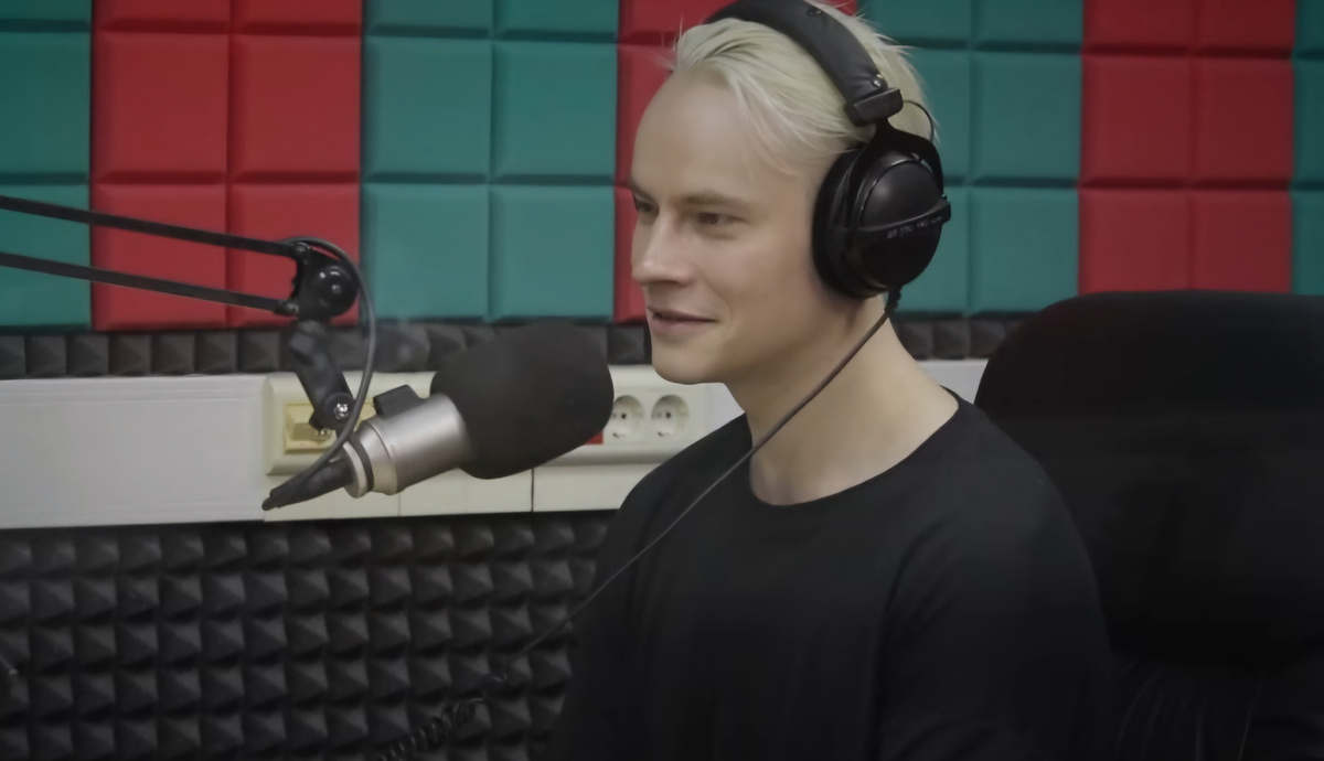 А в жизни - скромный и обаятельный человек. Из интернета 