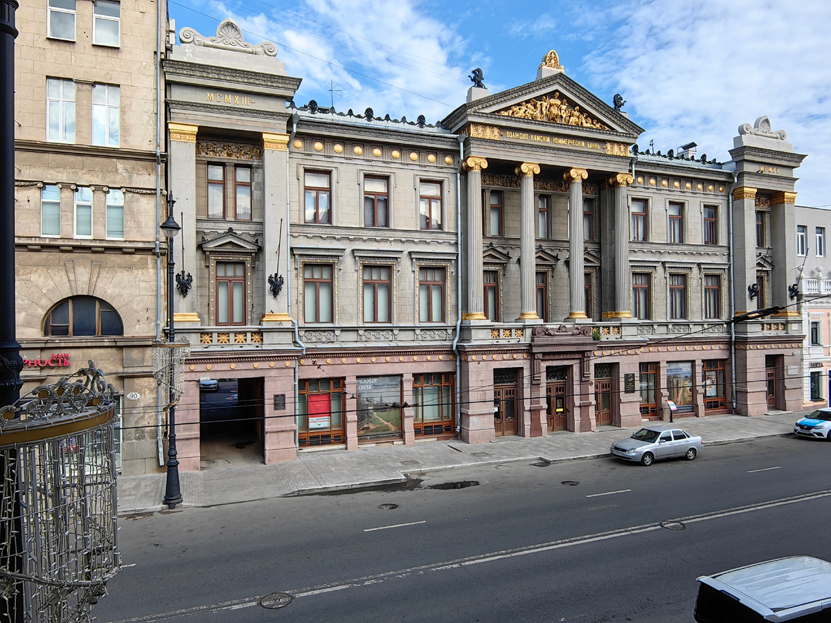 Вид из окна отеля на улицу Куйбышева