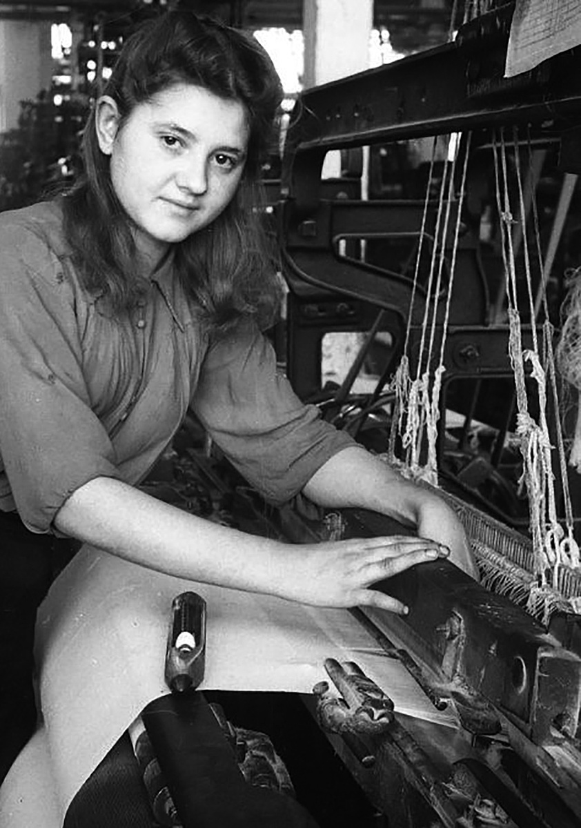 Советская девушка на ткацкой фабрике
