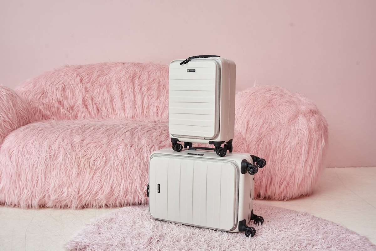 Упаковка чемодана — важная часть любого путешествия. Правильная организация вещей помогает избежать множества неприятных ситуаций в пути.
