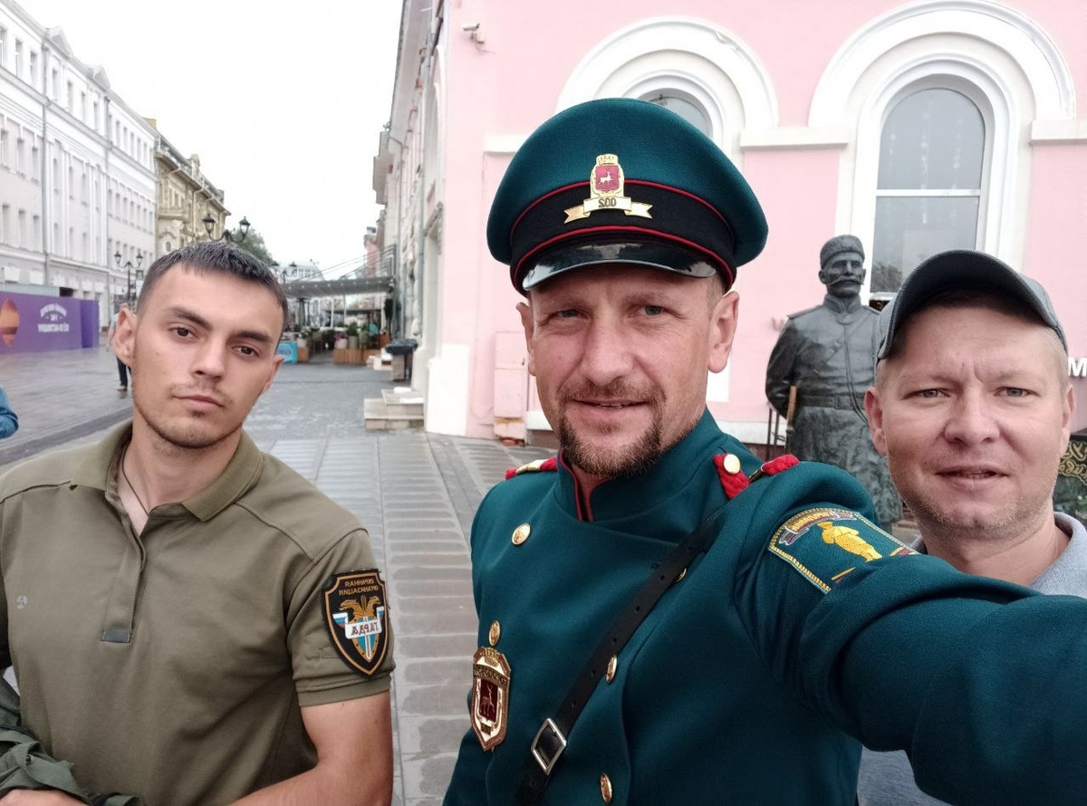 Каждого городового на маршруте сопровождают помощник и сотрудник охраны