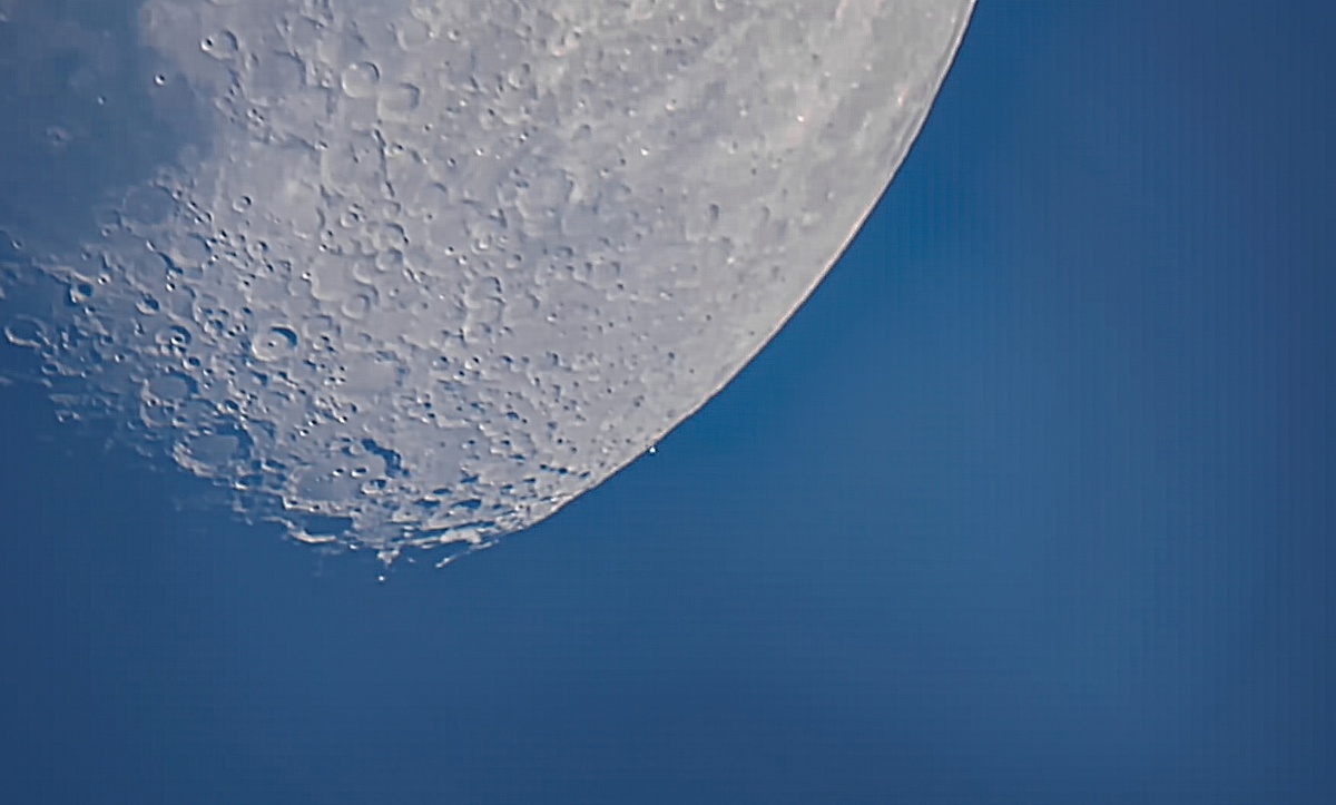 Луна и Спика в Пскове 16 июня 2024 года, фото Петра Митрофанова