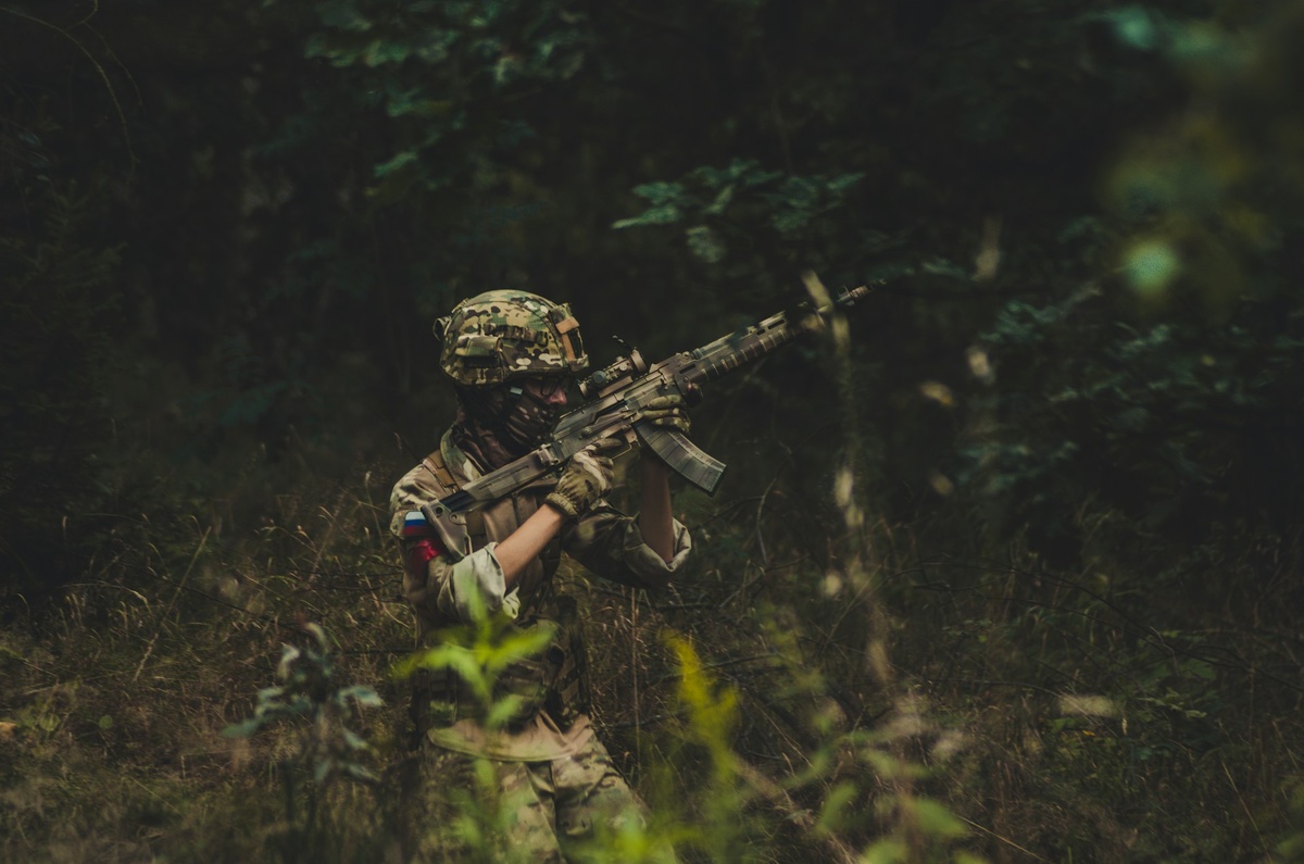 Ночью военные передвигаются небольшими группами.  Фото: Фото: unsplash.com
