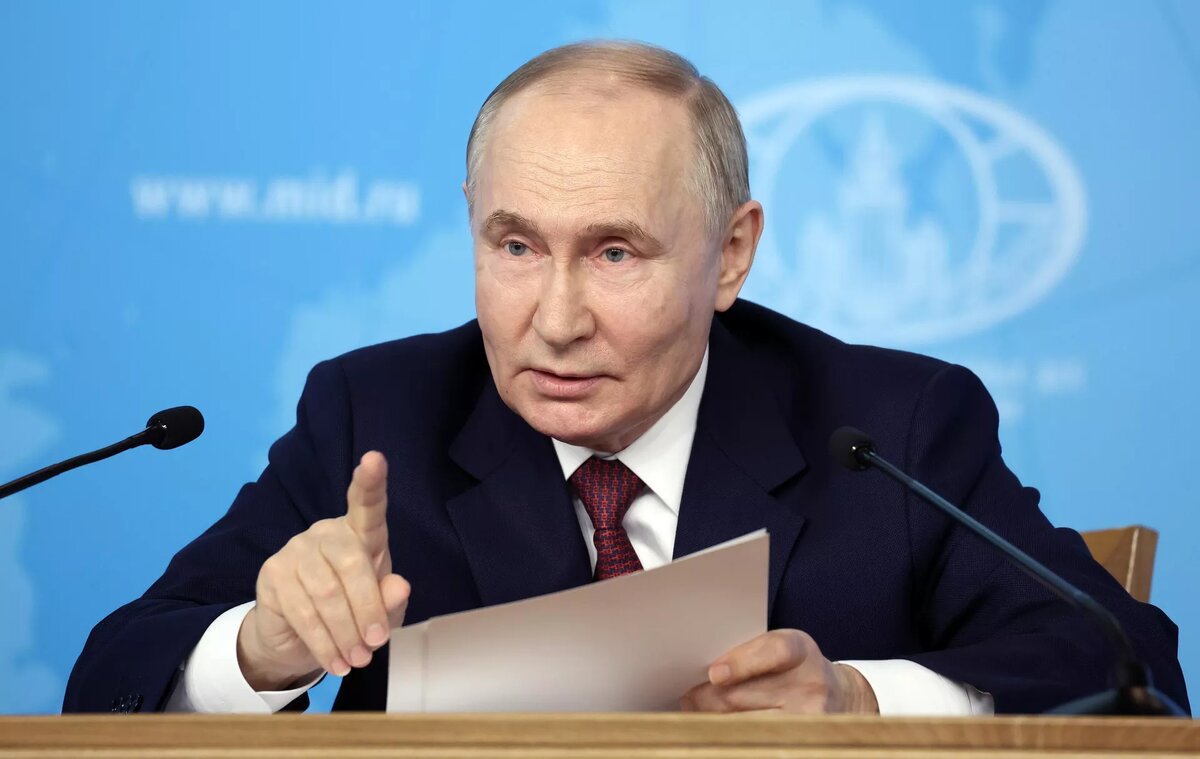 Президент России Владимир Путин во время встречи с руководством МИД