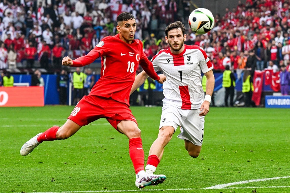    Защитник турецкой сборной Мерт Мюлдюр (слева) стал автором первого гола своей команды на Евро. / Getty Images