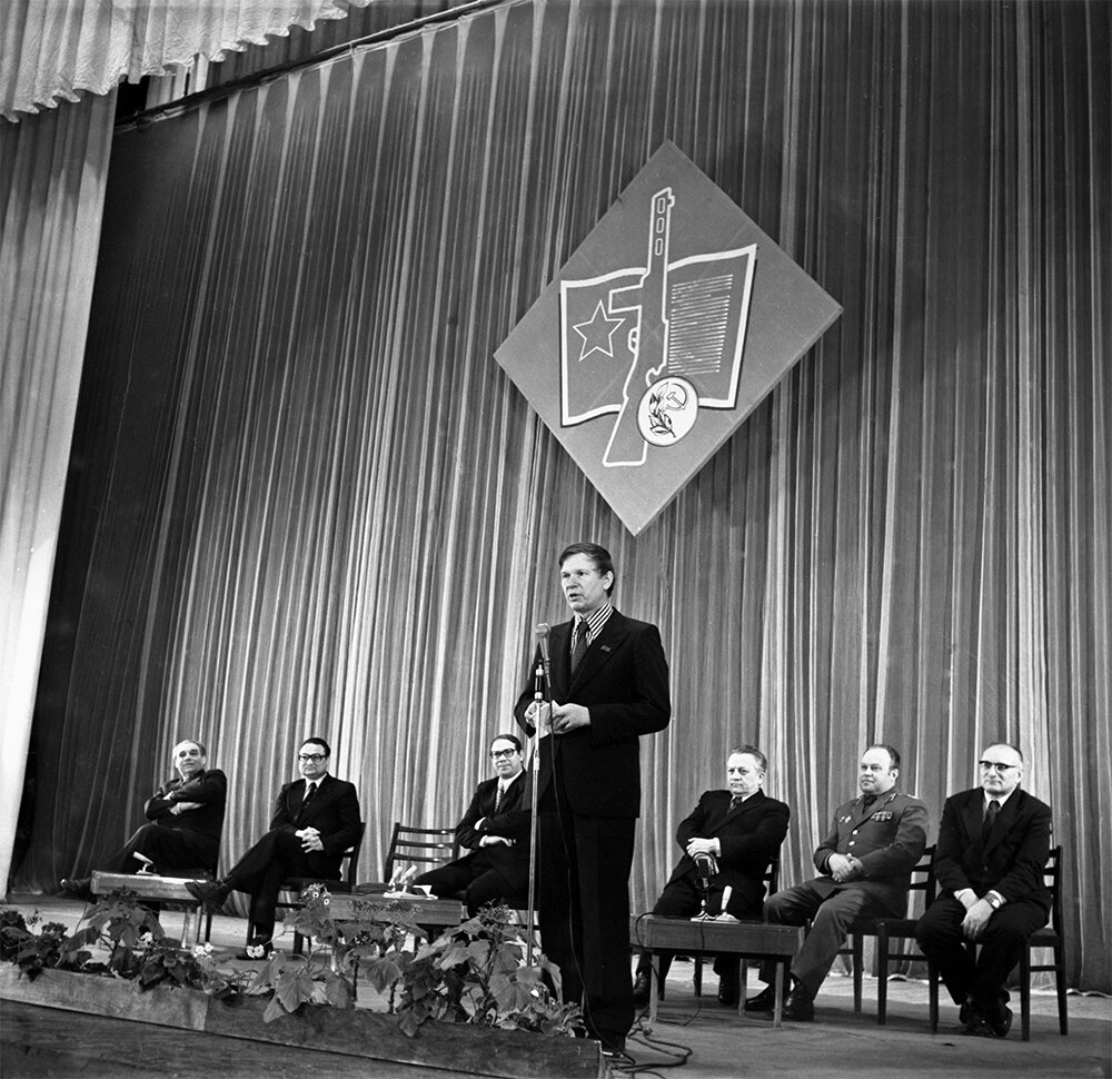    Белорусский писатель Василь Быков выступает на своем творческом вечере в Минском Доме офицеров. 1983 г. Фото:  РИА Новости/ Евгений Коктыш