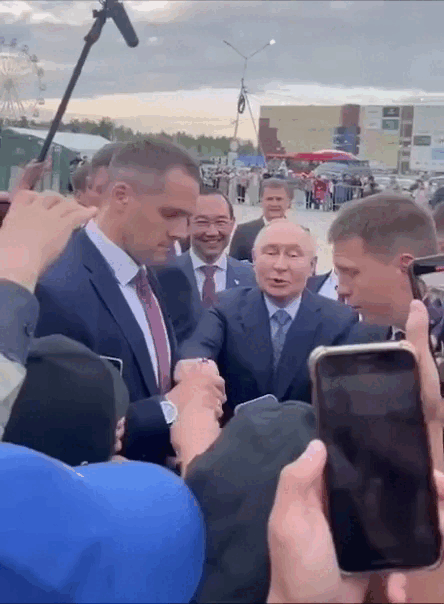 "Не напирайте", - просит охрана. Впрочем, это бесполезно. 