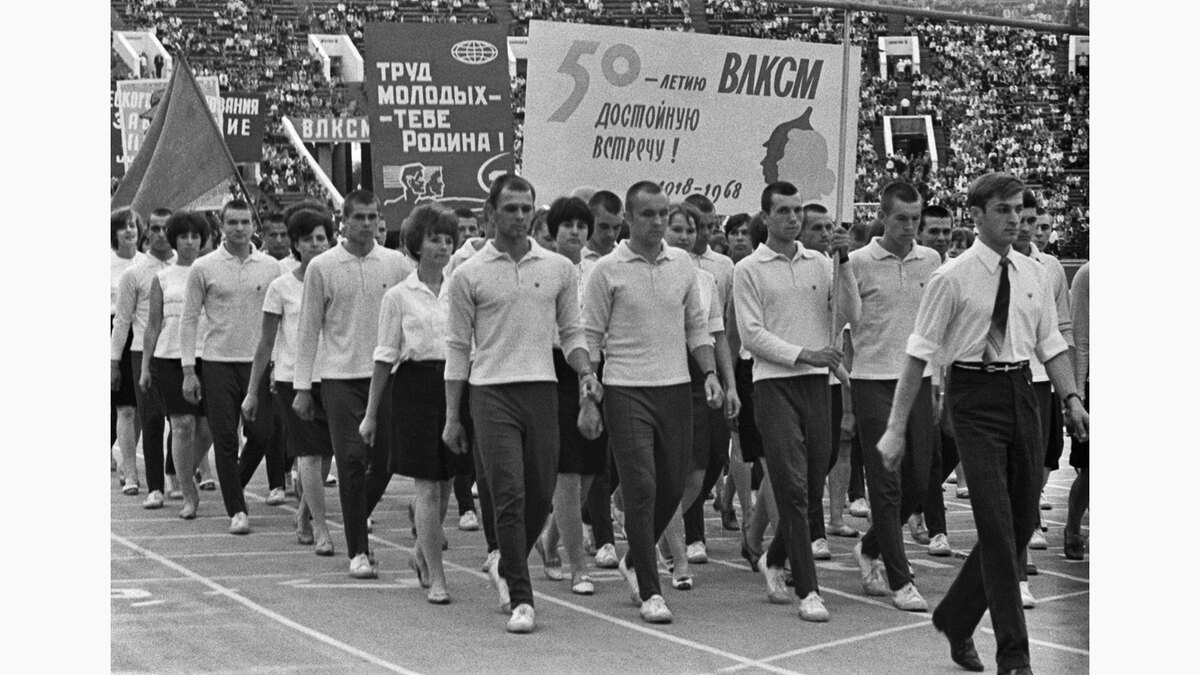 Мусаэльян Владимир, Шандрин Виктор / Фотохроника ТАСС📷Праздник в честь Дня советской молодежи и 50-летия ВЛКСМ.СССР. Москва. 28 июня 1968 г. Комсомольцы столицы во время парада участников праздника