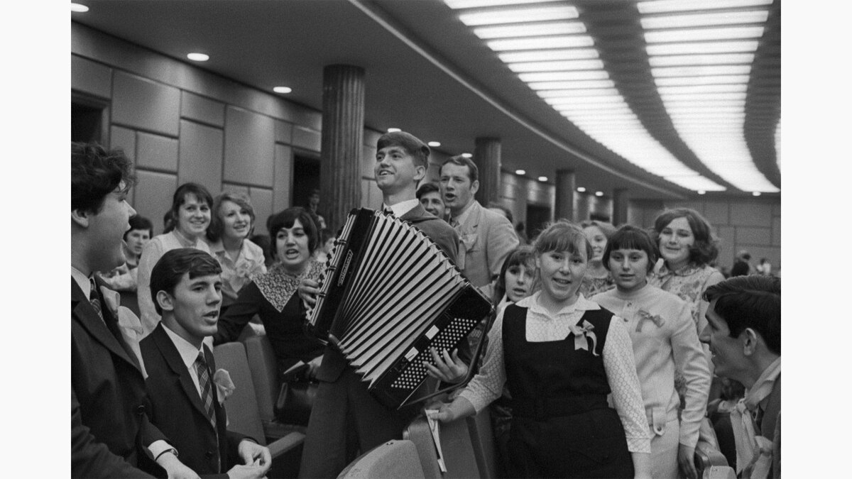 Валентин Кузьмин / ТАСС📷СССР. Москва. 27 июня 1971 г. Участники встречи молодежи столиц социалистических стран во время митинга в честь Дня советской молодежи в Кремлевском Дворце съездов