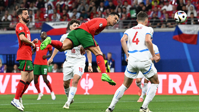    Криштиану Роналду бьет по воротам в матче Португалия — Чехия (2:1). Reuters