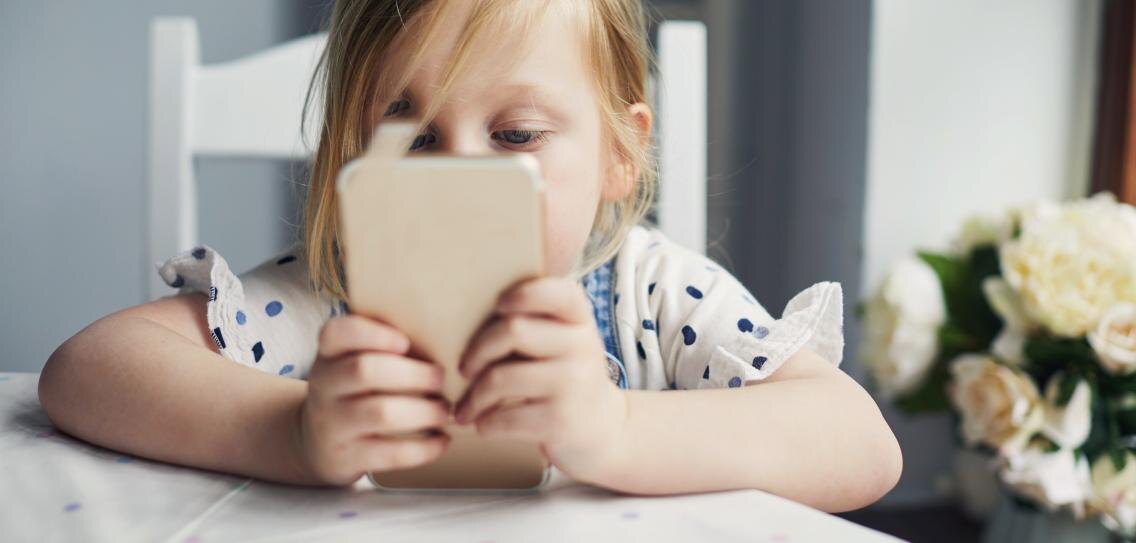 Когда ребенок проводит слишком много времени с планшетом или смартфоном, это может негативно сказаться на его развитии и здоровье.