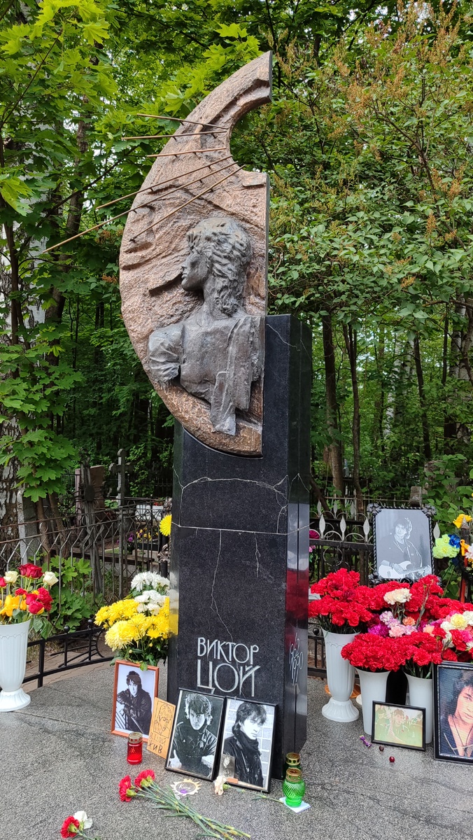 Радует, что цветы есть всегда. И их много. 