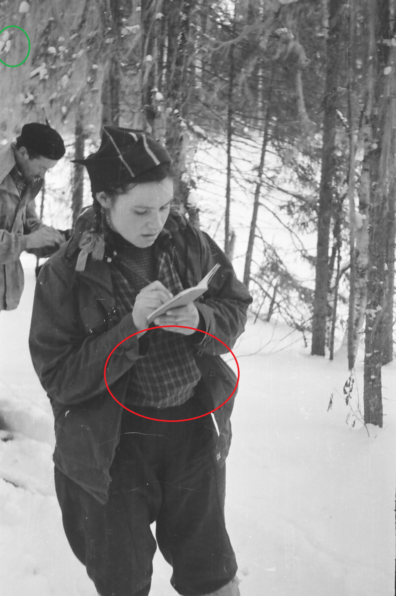 Фото 2. Кадр 1_21 с Фотопленки 1. Под ковбойкой отчетливо видны контуры фотоаппарата.