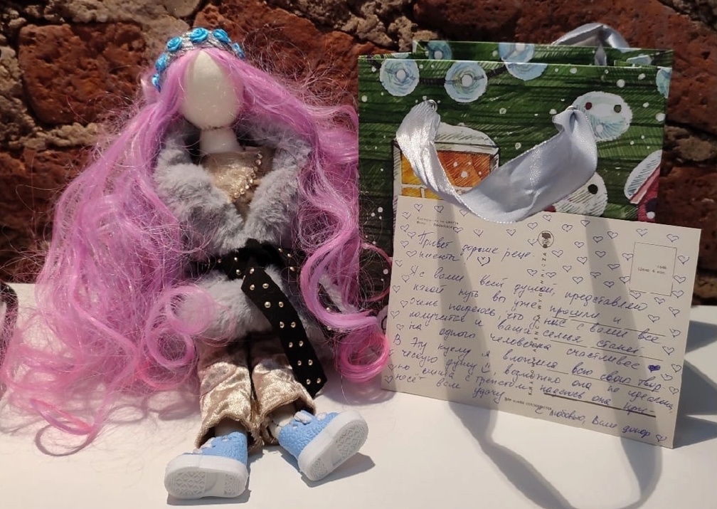 Каждый раз Катя переживала за своих пациентов, готовила им письма и подарки. После завершающей программы стимуляции Катя передала пациентам куклу, которую сшила сама, готовясь к программе, а также письмо.