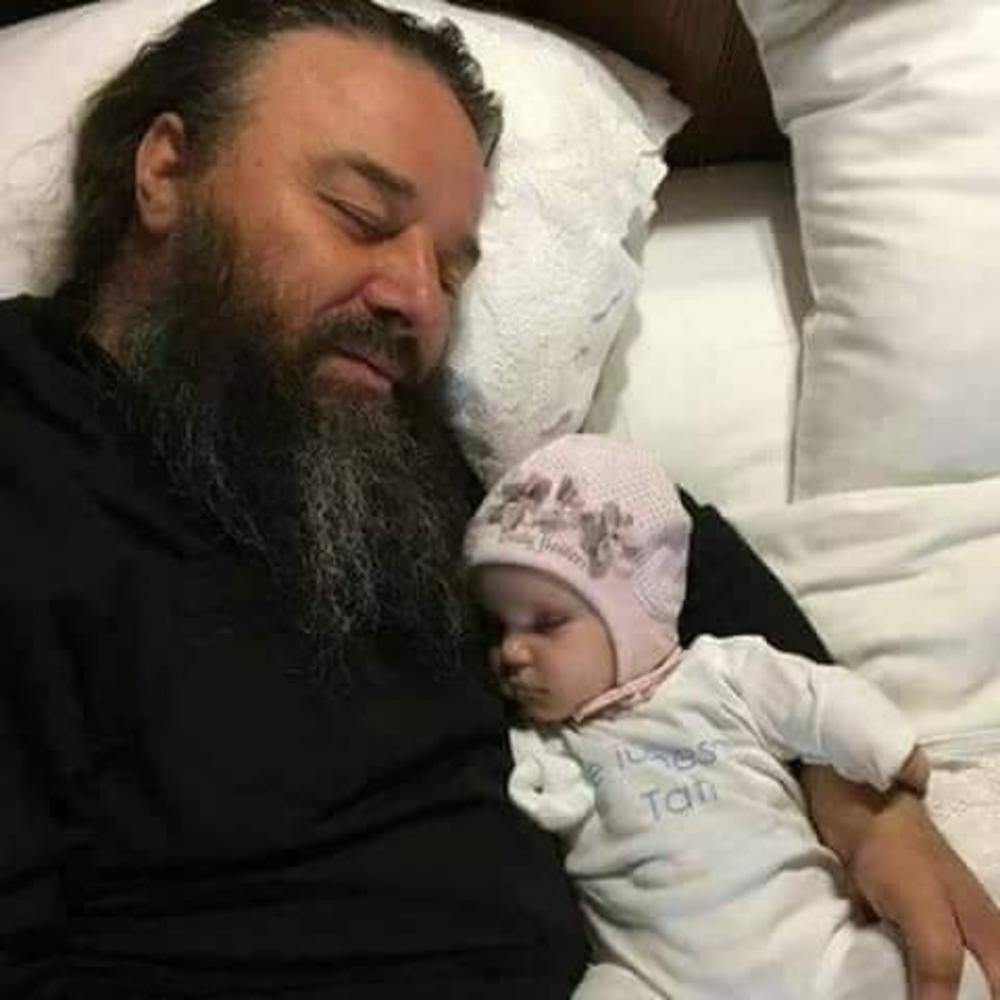 Сладкий сон рядом с папой. Фото из свободного доступа в Интернете. 