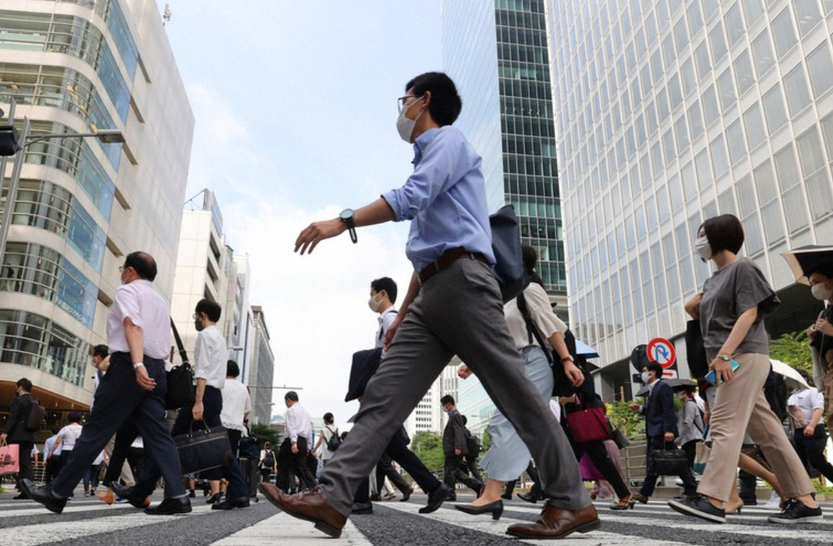 Сарариман (яп. サラリーマン) — офисный работник.