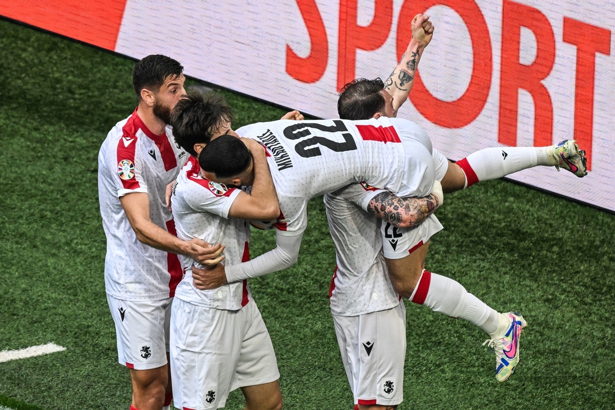    Однако уже на 32-й минуте Грузия отыгралась, впервые отличившись на чемпионате Европы. Автором гола стал Жорж Микаутадзе, забивший после передачи Георгия Кочорашвили / Gettyimages.ru / picture alliance / Contributor