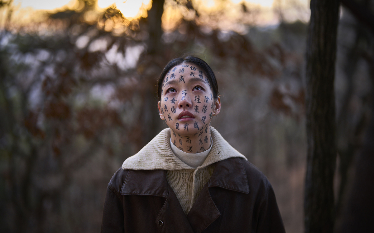 Кадр из фильма «Проклятие „Зов могилы“», реж. Чан Джэ-хён, 2024 