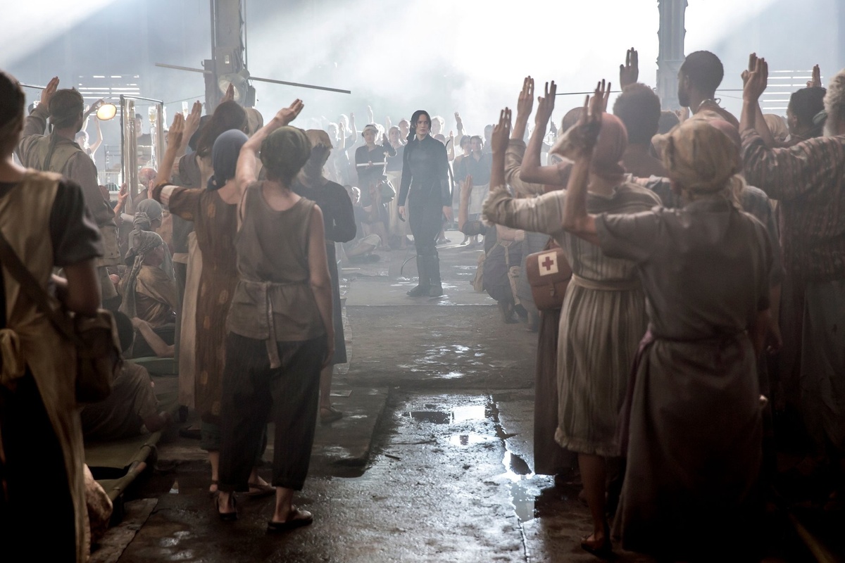 Кадр из фильма "Голодные игры: Сойка-пересмешница ч1" (2014)