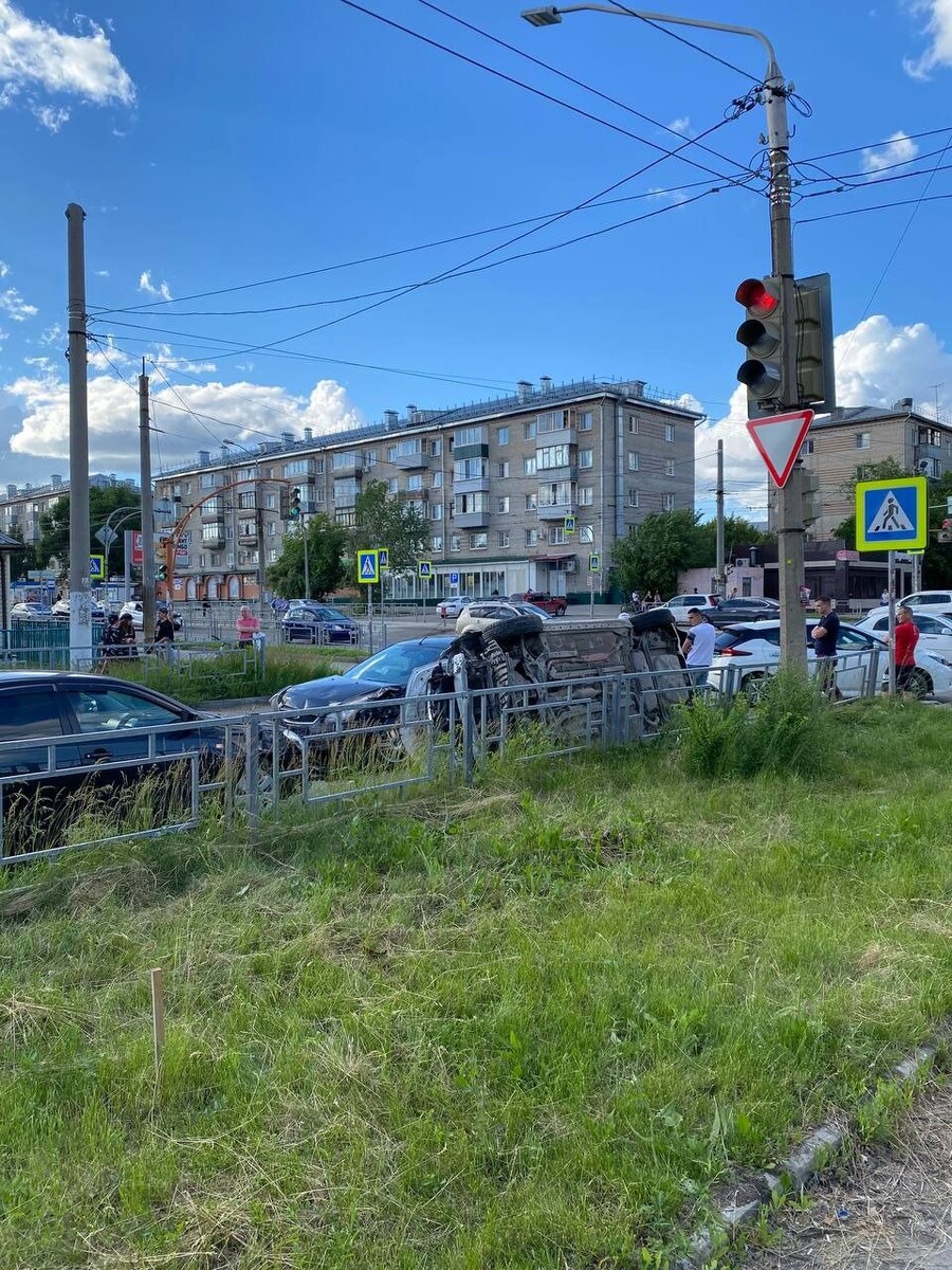    ДТП на пересечении улиц Антона Петрова и Северо-Западная. Источник: "Инцидент Барнаул"