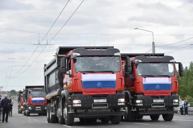    Первой поехала тяжёлая техника. Фото: правительство Омской области