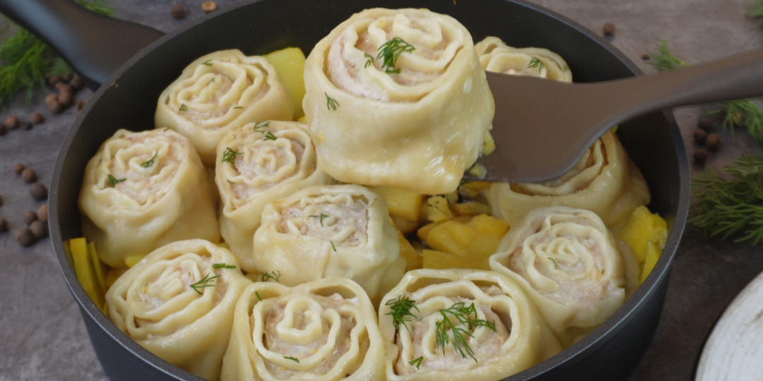 Идея обеда или ужина: Ленивые пельмени на картофельной подушке + соус к подаче.