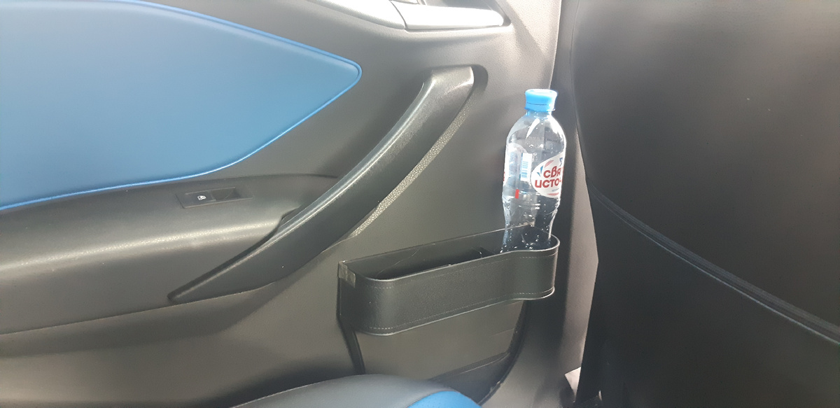 покупные карманы, не глубокие, вонючий пластик