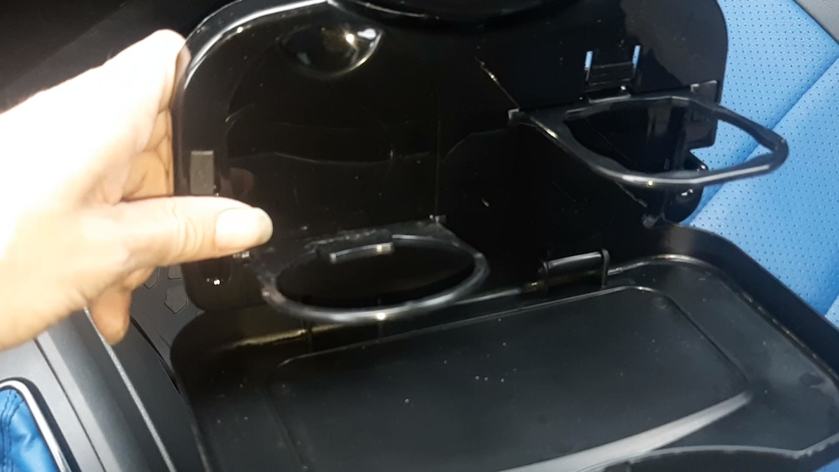 подстаканник с крепление на подголовник - откровенное Г...как по качеству так и по функционалу