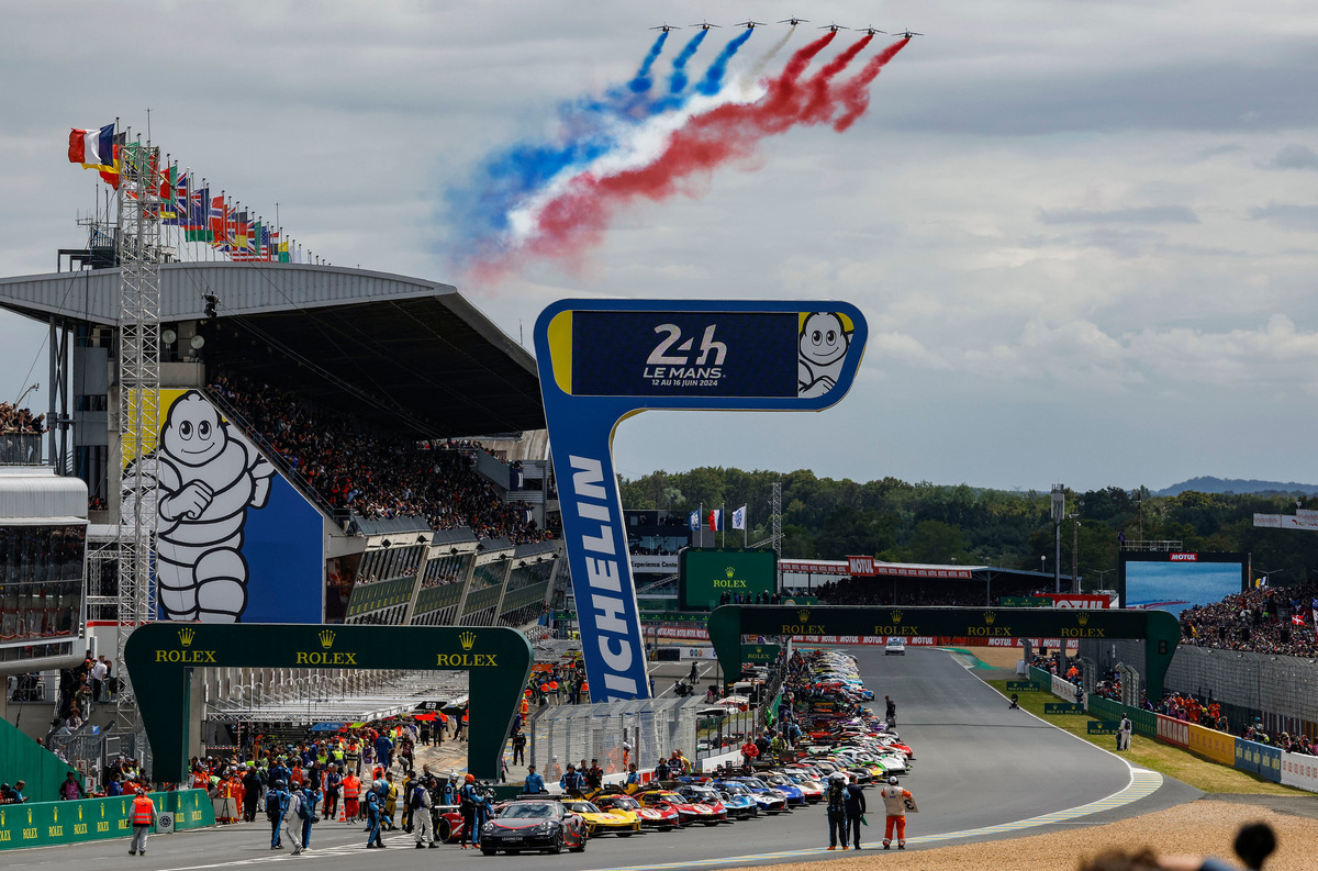    Уже третий год подряд гонка бьёт рекорды по количеству участников — на старт вышло 62 машины. Впрочем, сама по себе эта цифра не показательна: наполнение стартовой решётки и раньше не было проблемой — скажем, в 2019-м в протоколах значился 61 экипаж. Поразительно другое: в этом году 23 из них приходилось на самый быстрый, престижный и дорогой класс Hypercar.   
Juergen Tap / Porsche