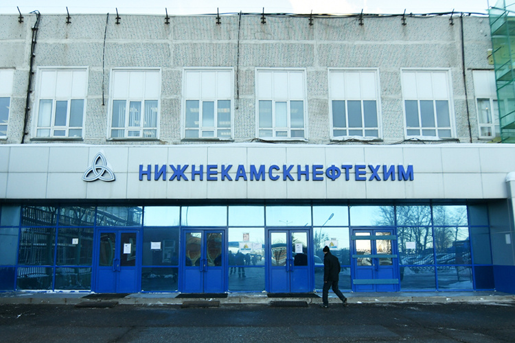    Несмотря на то что выручка НКНХ выросла почти на 20% (до 54,8 млрд рублей), валовая прибыль снизилась на 8,6% — с 14 млрд до 12,8 млрд рублей.   
Фото: Олег Спиридонов